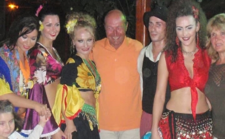 Băsescu se distrează pe litoral: a mai bifat o noapte la Cireșica - basescuciresica139936000-1313591648.jpg