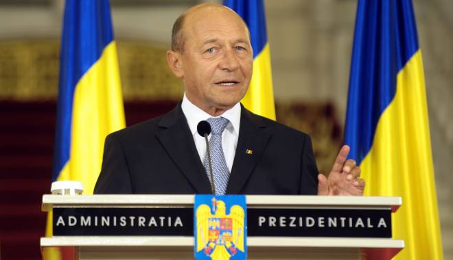 Traian Băsescu și-a decorat consilierii prezidențiali - basescudecorare-1417780426.jpg