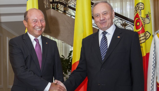 Băsescu împinge Moldova de la spate în UE - basescuimpinge-1395253446.jpg