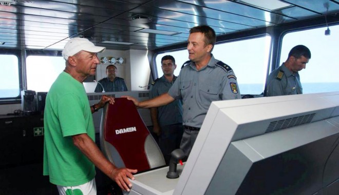Traian Băsescu, la bordul  navei amiral a Gărzii de Coastă - basesculabordulnaveistefancelmar-1375019409.jpg