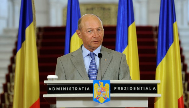 Traian Băsescu, decorat de Patriarhul Alexandriei - basescumuscadinputere-1320067714.jpg