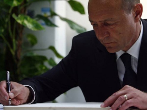 Președintele Băsescu a transmis cererea de urmărire penală pentru Adriean Videanu - basescusemneaza-1378699100.jpg