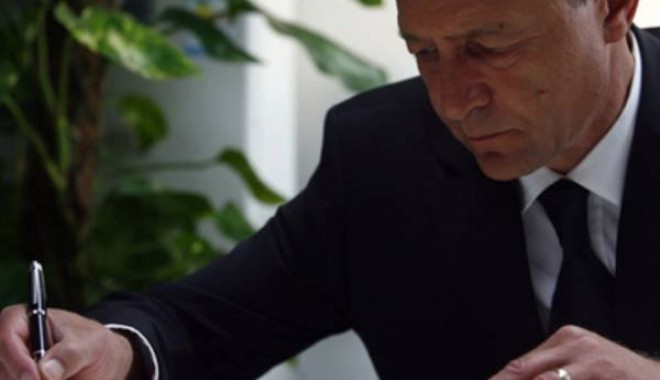 Ce cadou le-a făcut Traian Băsescu femeilor din România - basescusemneazarazvanchirita-1331204495.jpg