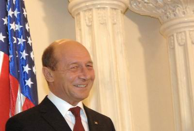 Traian Băsescu semnează la Pentagon scutul antirachetă - basescusua-1315903028.jpg