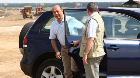Băsescu declară război Petrom: Am rupt orice legături cu ei, fac profit excesiv în vreme de criză - basescutraian18571900-1331455923.jpg