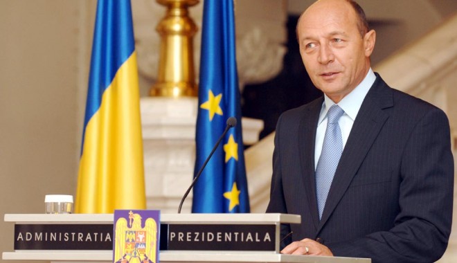 Băsescu mai așteaptă până luni,  când va reveni la Cotroceni - basescutraian2-1345736026.jpg