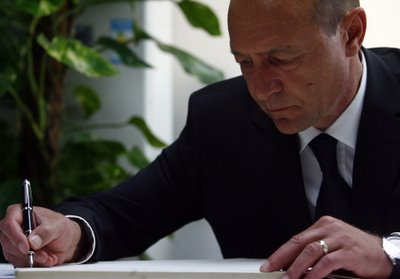 Șeful statului a semnat decretul de revocare a lui Lăzăroiu - basesemneaza-1316186424.jpg