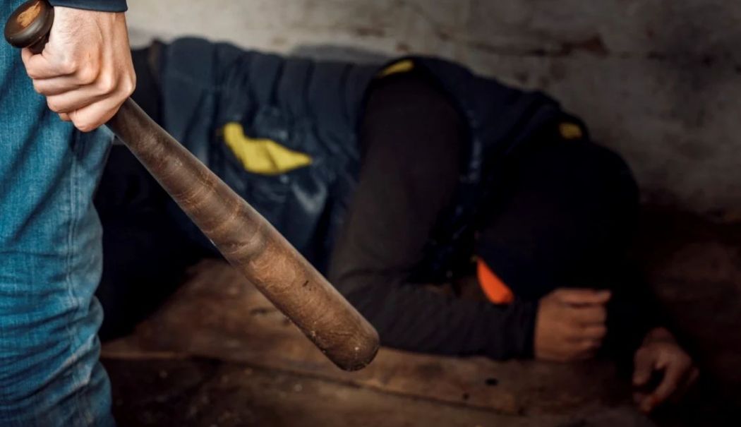 A intrat cu o bâtă de baseball într-un magazin și a snopit în bătaie 6 bărbați