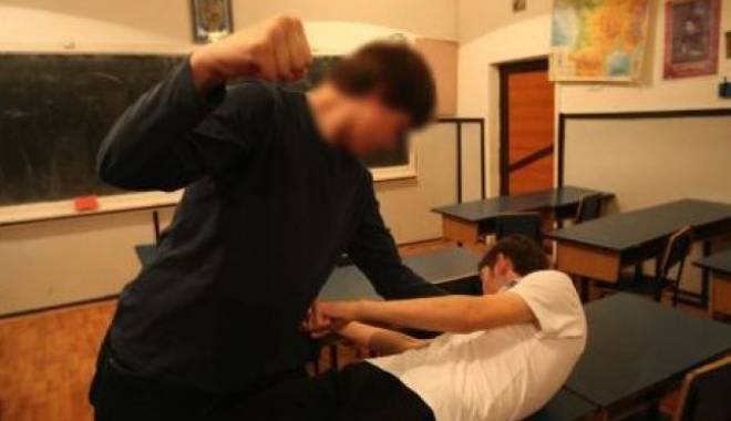 BĂTĂIE la un LICEU din Constanța. Poliția a demarat o anchetă - bataie-1421677875.jpg