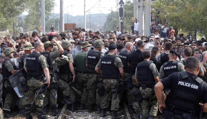 Zeci de răniți în urma unor confruntări între refugiații din Grecia - bataie-1464964134.jpg