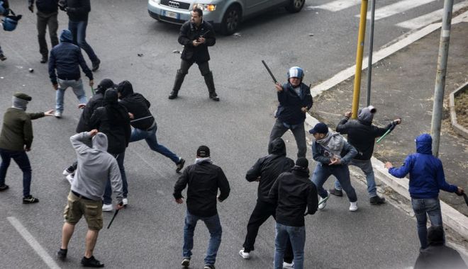 Un român a fost bătut de mulțimea furioasă, în gara din Napoli. Ce îi făcuse unei tinere - bataie-1570883211.jpg