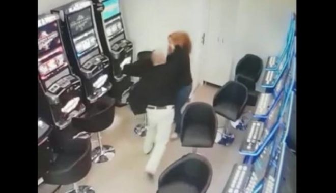 Angajata unei săli de jocuri, bătută și jefuită de un client nervos - bataie-1581256585.jpg