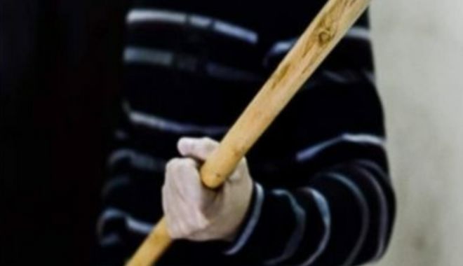 Bărbat bătut cu mătura de propria soție - bataie-1634905216.jpg