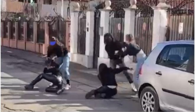 Mai multe eleve filmate când se băteau în mijlocul străzii, în faţa şcolii, la Focşani - bataie-1644499529.jpg