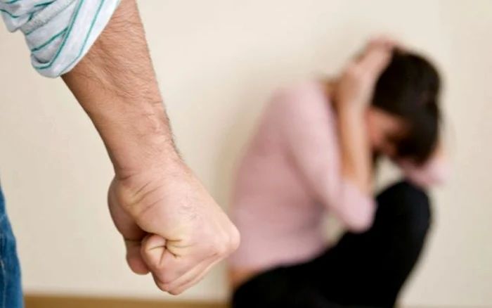 Un tată și-a bătut fiica, iar Curtea de Apel a considerat că bătaia „a fost spre binele copilului” - bataie-1767628910.webp