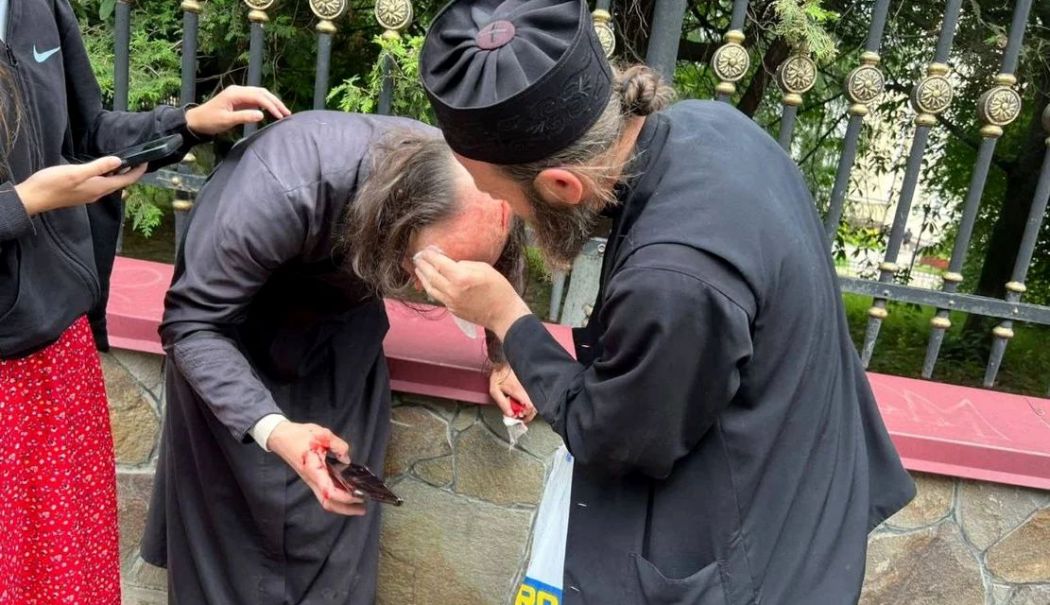Scandal violent la Catedrala din Cernăuți: mai multe persoane au intrat în biserică și au bătut preoții - bataie-preoti-1750225584.jpg