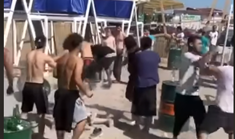 Bătaie pe o plajă din Costinești, încheiată cu dosar de cercetare penală - bataie1593289250-1752230851.jpg