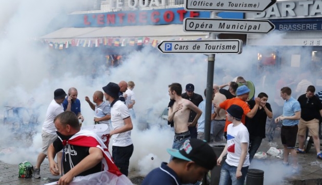 EURO 2016 / Un sportiv de la Steaua, reținut în Franța după luptele de stradă - bataie2-1465835741.jpg