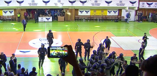 BĂTAIE CRÂNCENĂ între galerii la meciul de handbal masculin STEAUA - DINAMO - bataie418887500-1552149278.jpg