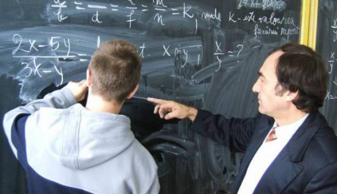 VIDEO. S-a bătut parte în parte cu profesorul său, chiar în timpul orei de curs - bataieelevprofesor37381100-1370946400.jpg
