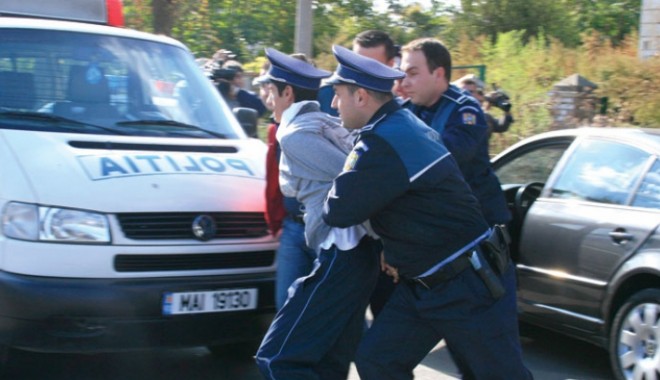 Doi agenți de poliție au fost loviți cu sticle într-un bar. Agresorii au fugit - bataieintrepolitisti79032000-1357998504.jpg