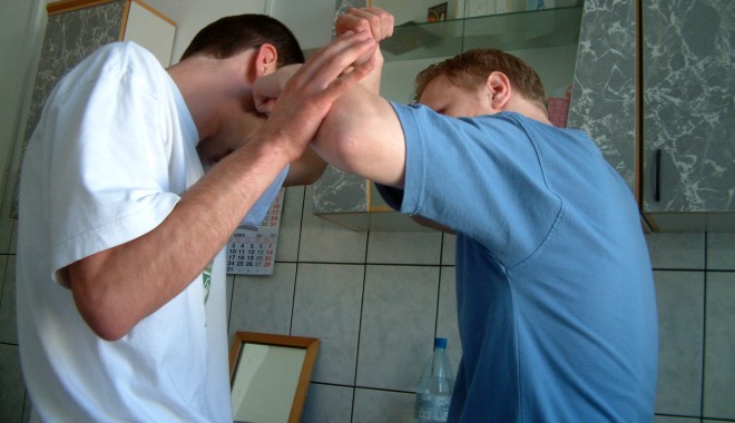 CONSTANȚA / Bătut măr de hoții pe care i-a prins în gospodărie, la furat - bataielegitimaapararegf4-1339149640.jpg