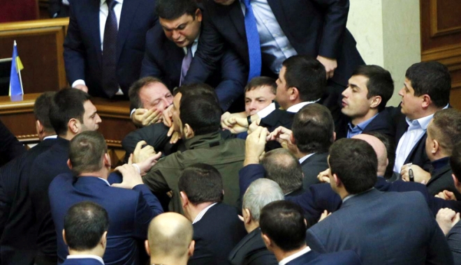 Politică cu pumni și picioare,  în Parlamentul turc - bataieparlamentturc-1484227254.jpg