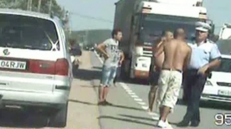 Îmbrăcați-vă decent, nu ascultați muzică la căști - Ghidul poliției pentru evitarea violențelor - bataiesabii66305000-1314183285.jpg