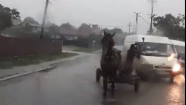 VIDEO. Scene șocante în trafic, un bărbat a făcut praf o mașină cu bâta - bataietextflavius89431200-1530435047.jpg