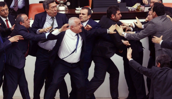 Bătaie ca în filme  în Parlamentul Turciei - bataieturcia-1462274758.jpg