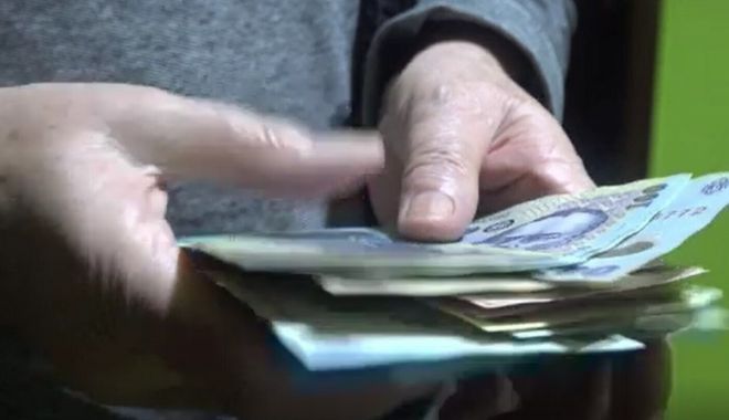 Bătrân înşelat de falşi angajaţi de la gaze. Hoţii au fost filmaţi în timp ce-i furau banii din casă - batran-1665584734.jpg