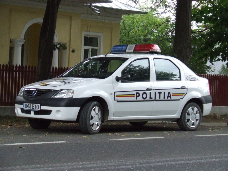 Un șofer este verificat de polițiști după ce a fost filmat urcându-se la volan cu mare dificultate - batran-1774334974.webp