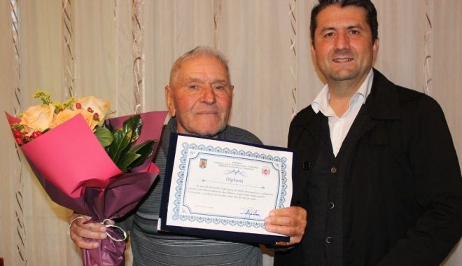Constănțean de 100 de ani, premiat de primarul Decebal Făgădău - batran100ani1-1572594672.jpg