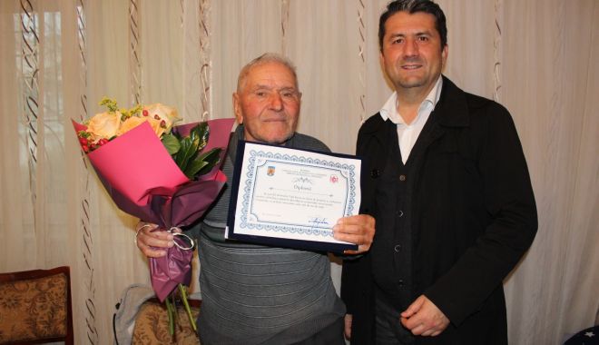 Constănțean felicitat de edilul Decebal Făgădău, la împlinirea a 100 de ani - batran100ani1-1572642561.jpg