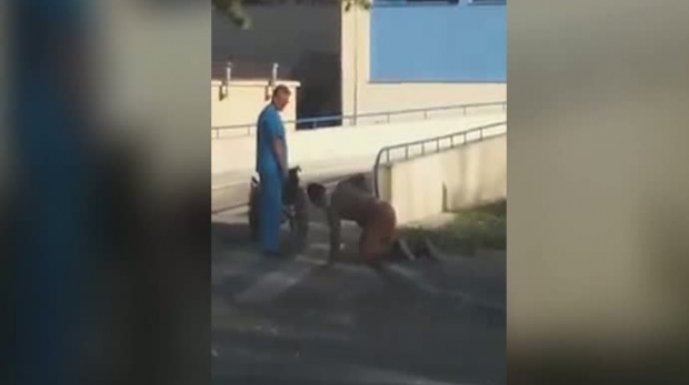 Imagini scandaloase la poarta spitalului! Un bătrân pleacă târându-se în genunchi, sub privirile brancardierului - batran79419500-1539677768.jpg