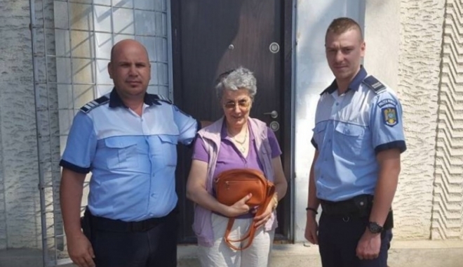 Gest impresionant făcut de doi polițiști pentru o femeie de 63 de ani - batrana-1504003466.jpg
