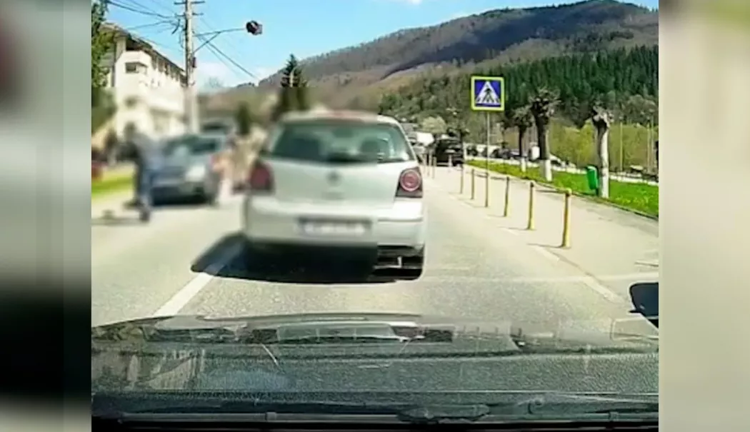 Impact terifiant! Două bătrâne au fost spulberate pe trecerea de pietoni - batrane-1776952947.webp