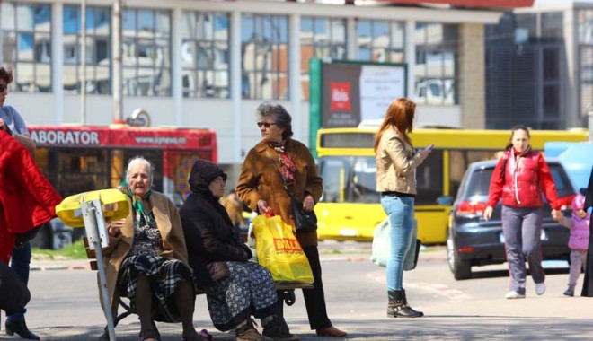 Bătrânii bolnavi, îngrijiți de rude, la domiciliu - batraniibolnavi-1396790480.jpg
