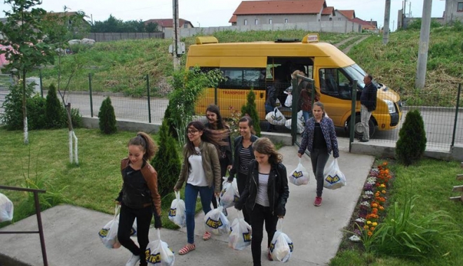 Bătrâni singuri  și copii  din plasament, înveseliți  de elevii  din Cogealac - batranisinguri-1464527975.jpg