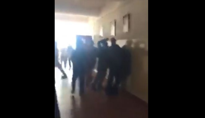 VIDEO / Copil bătut la școală de trei mămici. Directoarea Școlii nr. 28 