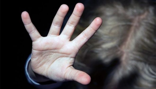 Adolescent bătut crunt de tată pentru două felii de salam - batut-1530888596.jpg