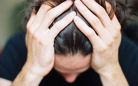 O fată de 16 ani, dată dispărută, a fost găsită după o zi bătută și abandonată pe câmp - batuta-1570368347.jpg