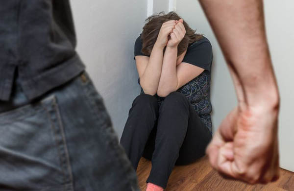 Ce spune IPJ Constanța despre imaginile devenite virale cu o femeie agresată de soțul ei - batutadesotmesagerulhunedorean-1751443802.jpg
