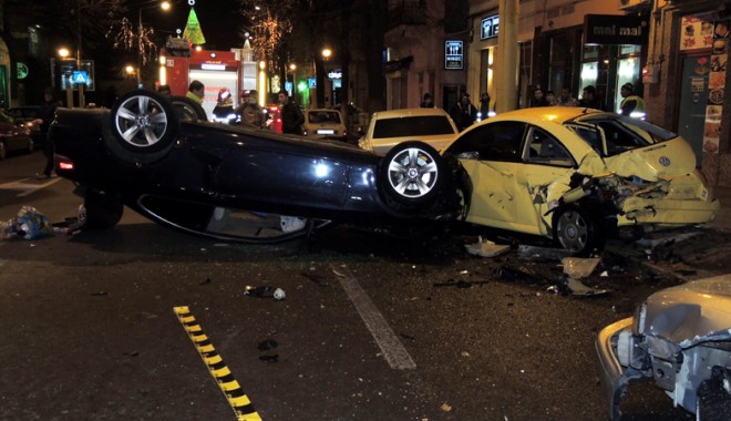 Prăpăd făcut de un notar public, în Constanța:  a distrus cinci mașini  și s-a răsturnat cu BMW-ul - bautalovitcincimasinirasturnatcu-1386353842.jpg