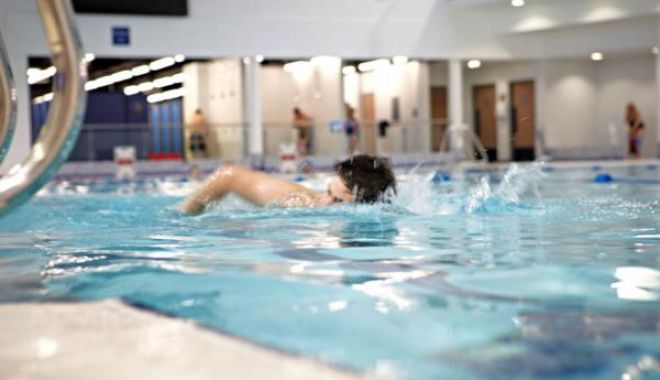 INCIDENT GRAV LA PISCINĂ. Un copil și-a tăiat degetele la ora de înot - bazin-1518252764.jpg