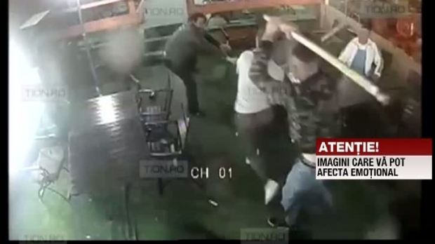 VIDEO. MĂCEL ÎNTR-UN BAR. Bătaie ca în filme cu bâte și scaune între mai multe persoane - bbbbb22322400-1494571802.jpg