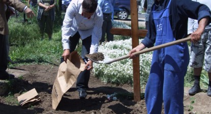 Femeia de la Techirghiol, îngropată pe ascuns, a fost deshumată de procurorii criminaliști - bbe6f3485dab2834b01db4863bcc3fc8.jpg