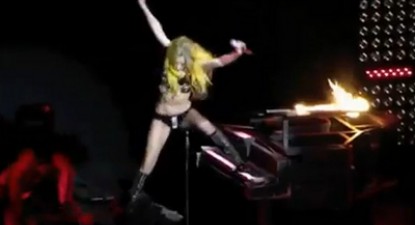Lady Gaga a căzut de pe un pian în timpul unui concert - VIDEO - bc2ef62f9838275c728b23fa0f0bceaf.jpg