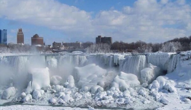 Imagini UNICE! Cascada Niagara a înghețat din cauza gerului polar care a lovit SUA - VIDEO - bdfkodyicaehhhi-1389269095.jpg