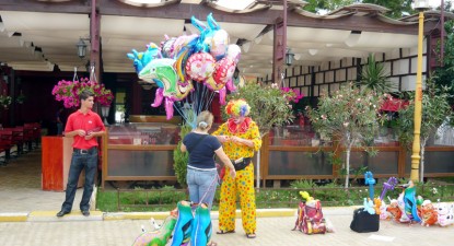 Clovnii din Mamaia golesc buzunarele părinților - be7b0d3ad04f5cb997e3031e00861c73.jpg